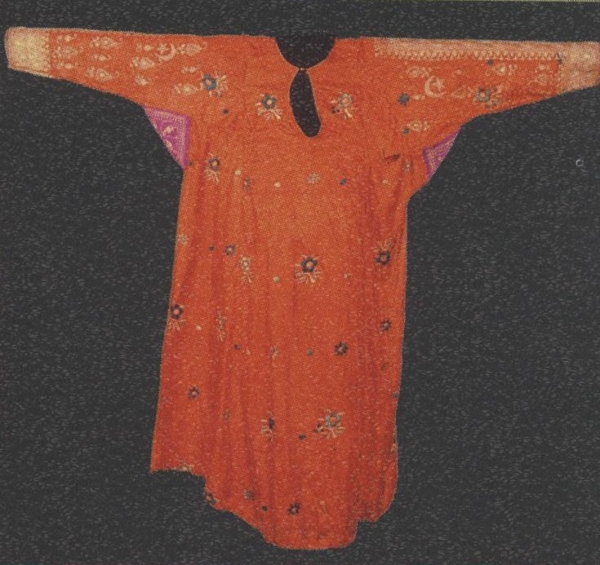 The Maqta' (Daraa) is a wide, long garment worn by women in the central region during the First Saudi State period. (King Abdulaziz Foundation)