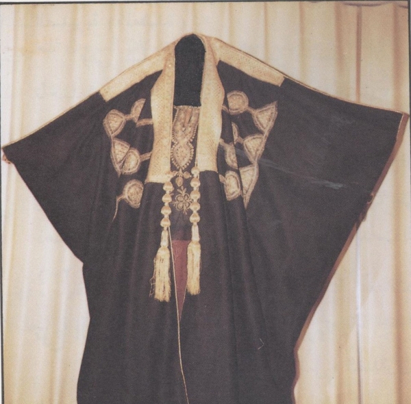 The Duqla or Zubun is part of the women's attire in the northern region during the First Saudi State period. (King Abdulaziz Foundation)