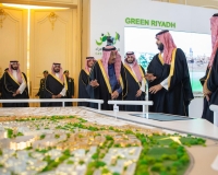 King Salman checking a mockup of the King Salman Park project. (Media Center of King Salman Park)