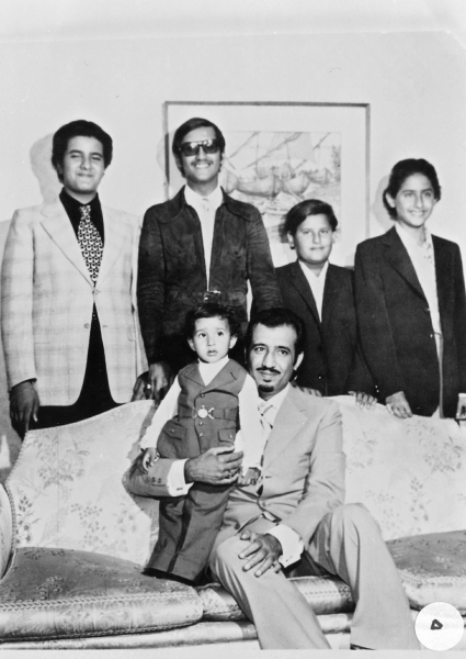 King Salman Bin Abdulaziz with five of his sons. (King Abdulaziz Foundation for Research and Archives (Darah))