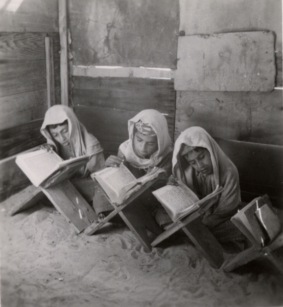 Al-Katatib class, where young students are reading the Noble Quran. (King Abdulaziz Foundation for Research and Archives (Darah))