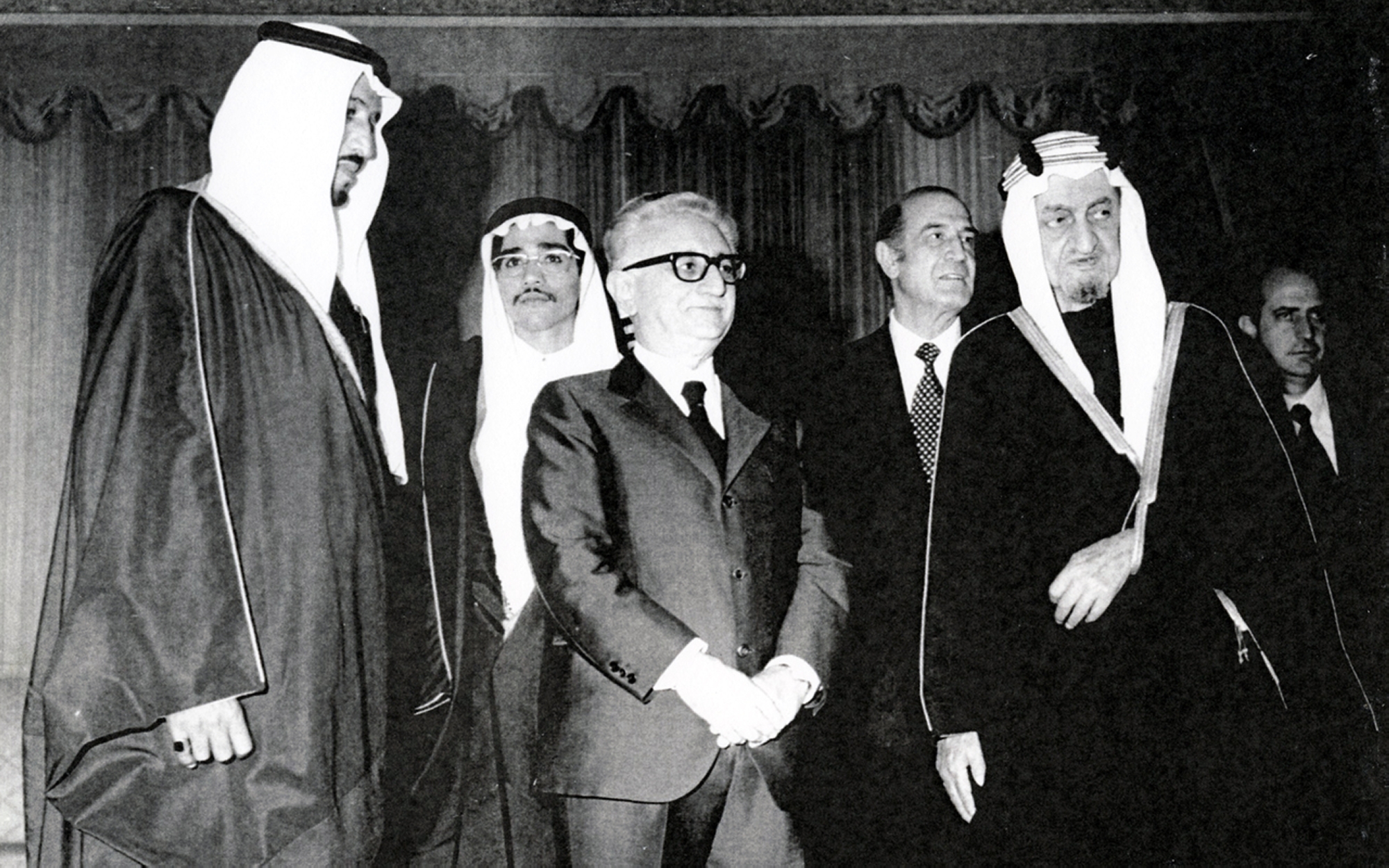 King Faisal Bin Abdulaziz with the Italian President in 1975, with King Salman Bin Abdulaziz in the photo. (King Abdulaziz Foundation for Research and Archives (Darah))