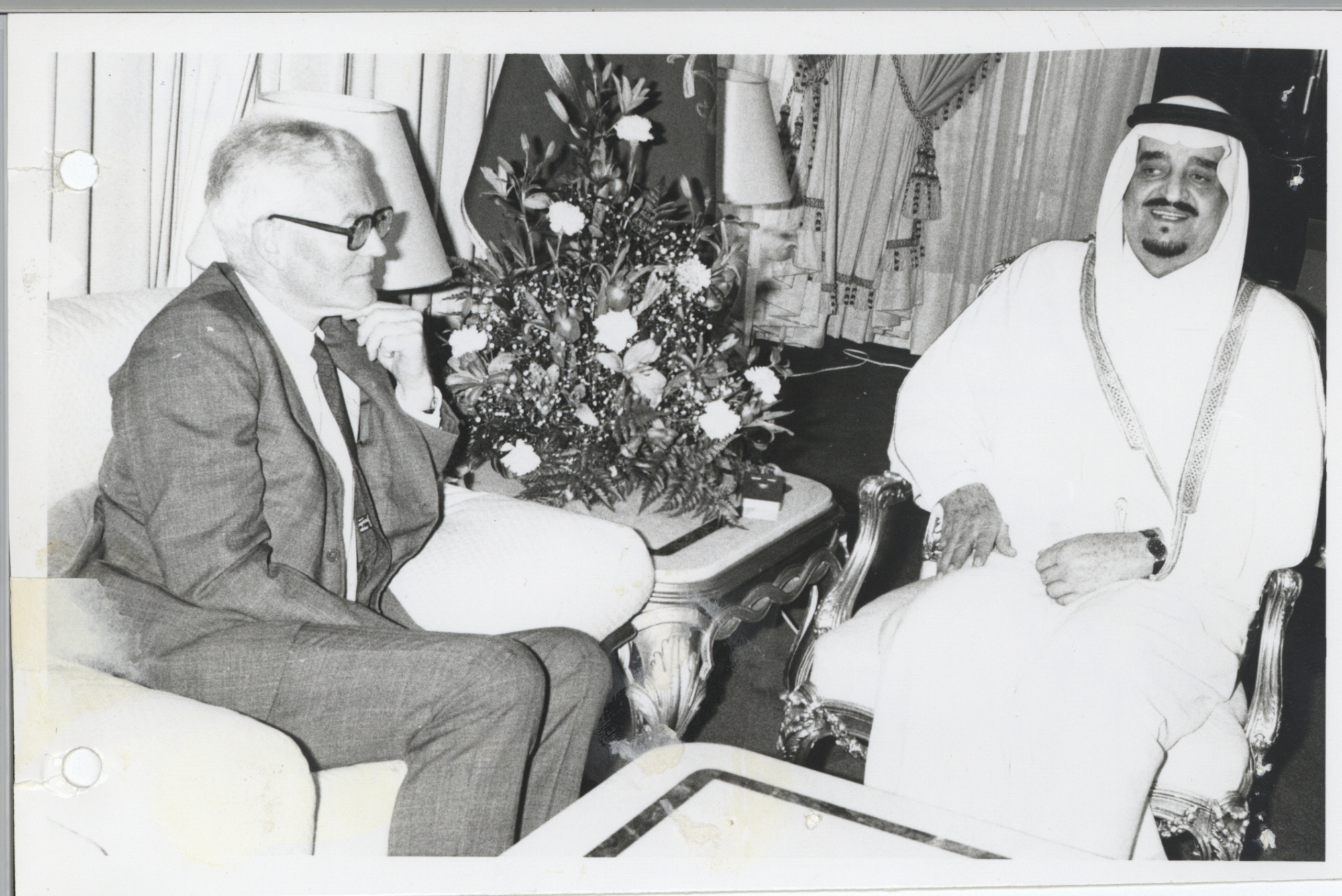 King Fahd during his reception of the United Kingdom Secretary of State for Foreign, Commonwealth, and Development Affairs in 1989. (King Abdulaziz Foundation for Research and Archives (Darah))