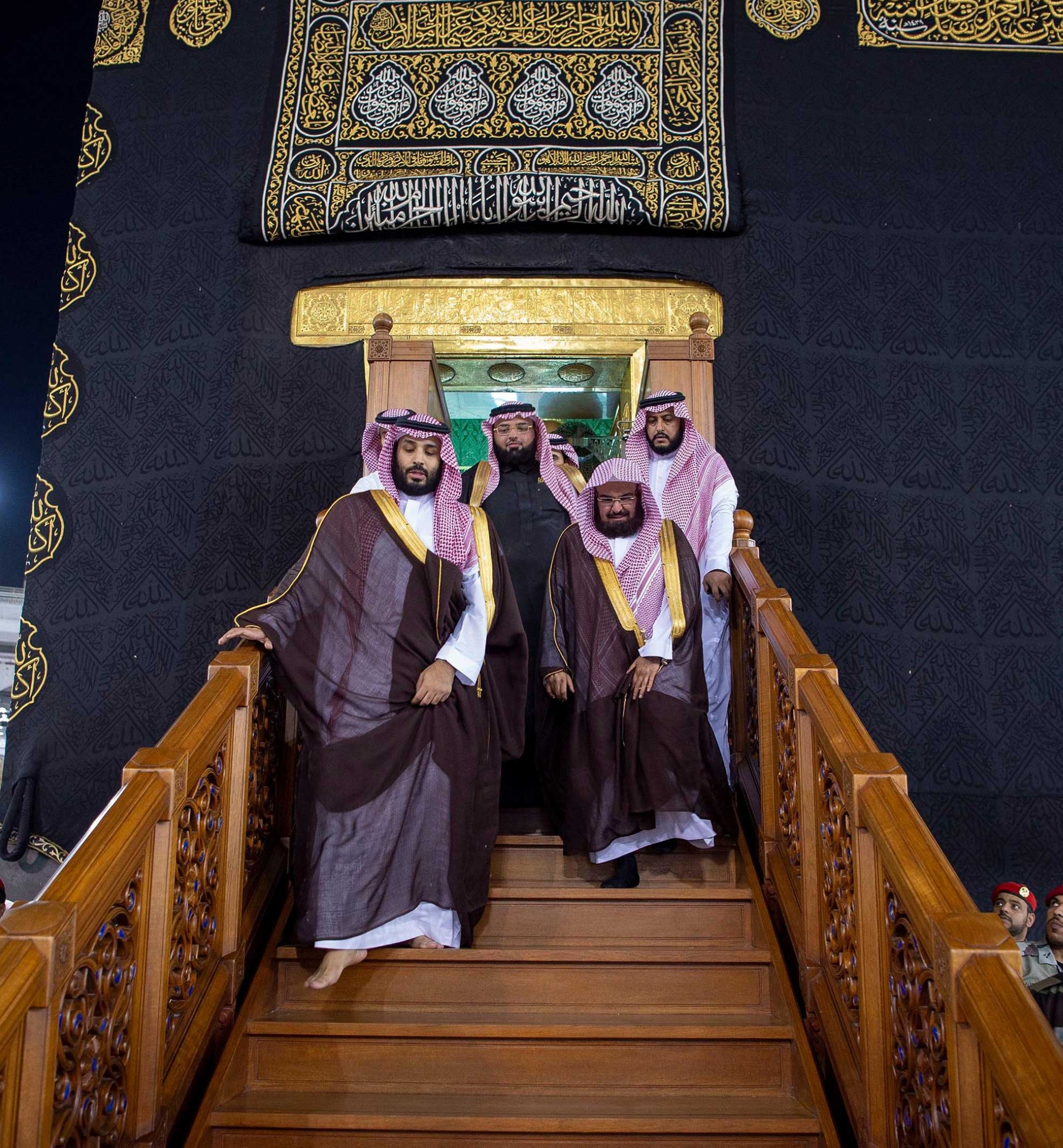 The Crown Prince, during the washing of al-Kaaba in the Grand Mosque in Makkah al-Mukarramah. (SPA)