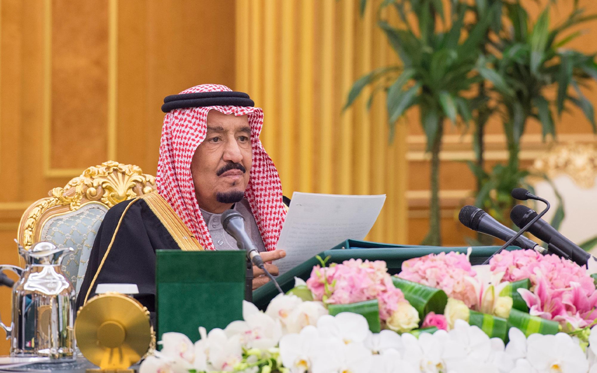 King Salman presiding over a Council of Ministers session to approve the state&#039;s general budget on December 18, 2015. (SPA)