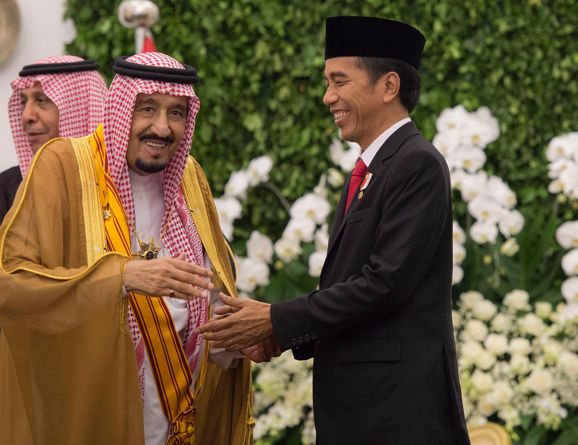 The Custodian of the Two Holy Mosques receiving the Star of the Republic of Indonesia Order - the highest order of the Republic. (SPA)