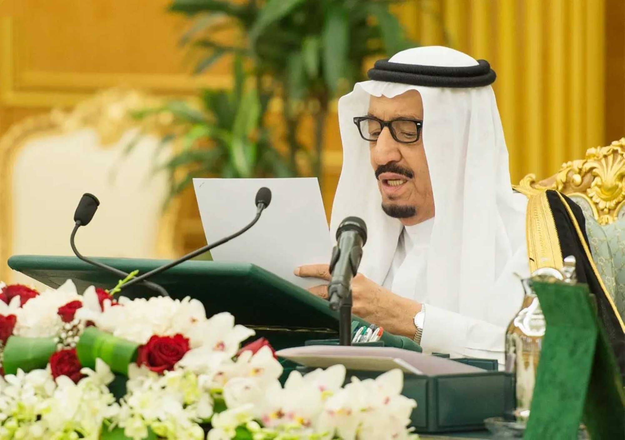 King Salman chairing a Council of Ministers session to approve Saudi Vision 2030. (SPA)