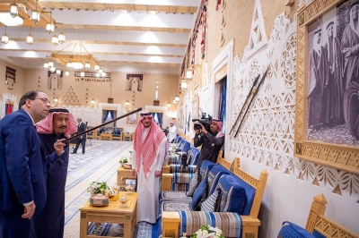 King Salman Bin Abdulaziz with a guest at al-Awja Palace. (King Abdulaziz Foundation for Research and Archives (Darah))