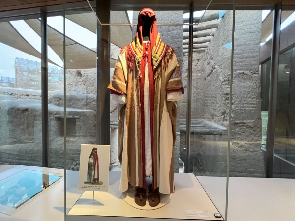 Costumes anciently worn by men and showcased at the Diriyah Museum. (Saudipedia)