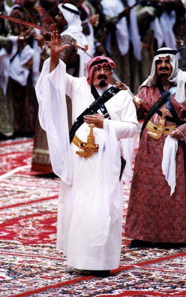 King Abdullah Bin Abdulaziz performs the Saudi <i>Ardah</i>. (SPA)