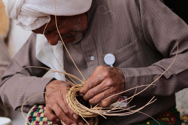 A craftsman makes a basket from palm fronds, one of the handicrafts in Aseer Province. (SPA)