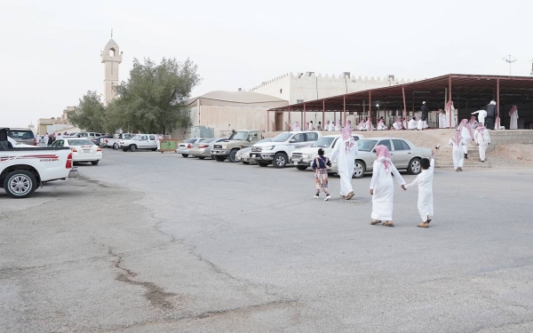 A gathering of prayers performing Eid prayers at one of Riyadh&#039;s prayer areas. (Saudipedia)