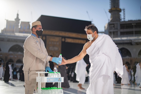 Providing Zamzam water to Umrah performers and pilgrims in the Grand Mosque. (SPA)