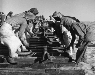 Construction operations at Riyadh-Dammam Railway Line. (King Abdulaziz Foundation for Research and Archives (Darah))