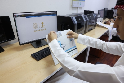 Preparing the National ID card for delivery via Saudi Post. (Ministry of Interior)