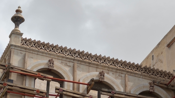Al-Kateb Palace in Taif is adorned with stone columns and semi-spiral decorations that extend to the rooftops. (Saudipedia)
