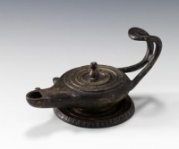 A bronze ancient oil lamp from the third century, featuring a lid and a handle. (Saudi Commission for Tourism and Antiquities)