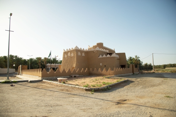 Al-Suwailem Cabin has three doors: a northern door leading to the palm groves, a southern door leading to the Coffee Market, and a western door opening to the palm groves. (Saudipedia)