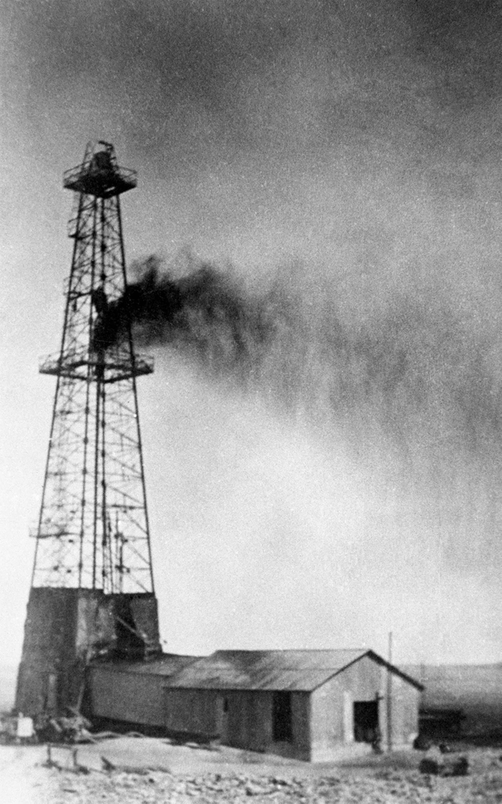 An old photo during the work of a Saudi Aramco refinery. (Aramco)