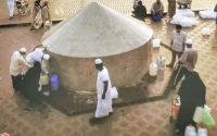 Pilgrims at the Zamzam Well in the past. (SPA)