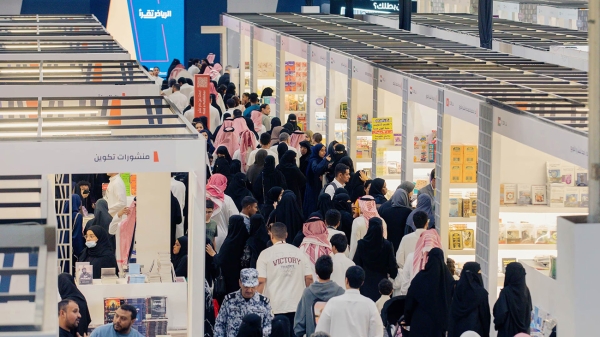 Visitors to the Riyadh International Book Fair wander through the exhibition pavilions. (Media Center of the Literature, Publishing, and Translation Commission)