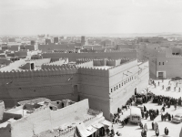 A historical picture of Khreimes Guest House located in front of Qasr al-Hukm in Riyadh. T.F. Walters. (King Abdulaziz Foundation for Research and Archives (Darah))