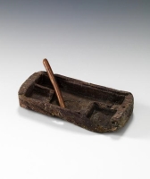 It is a rectangular artifact carved from wood, accompanied by a pen, dating back to the eighth or ninth century. (Saudi Commission for Tourism and Antiquities)