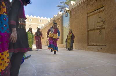 Girls playing the traditional game of Istaffat. (SPA)