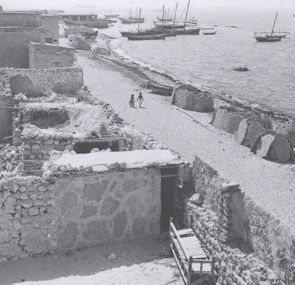 Wooden boats and ships on the shore of al-Jubayl in the Eastern Province. Ilo Battigelli. 1950. (King Abdulaziz Foundation for Research and Archives (Darah))