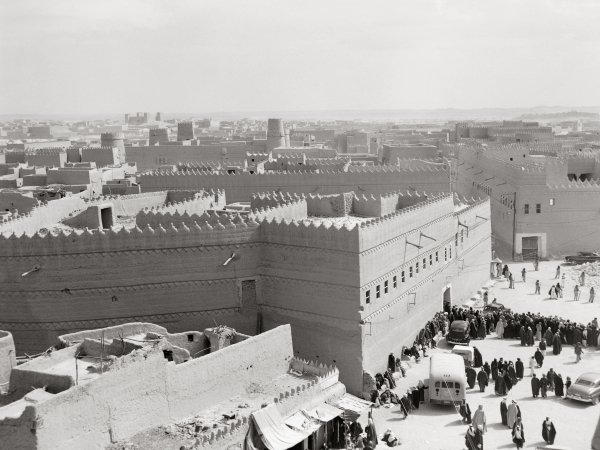 A historical picture of Khreimes Guest House located in front of Qasr al-Hukm in Riyadh. T.F. Walters. (King Abdulaziz Foundation for Research and Archives (Darah))