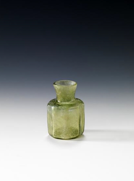 An ancient bottle made of transparent glass, used for storing perfumes. (Saudi Commission for Tourism and Antiquities)