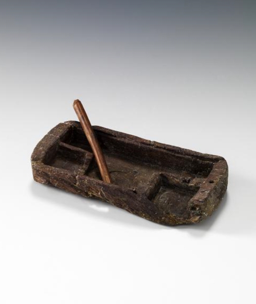 It is a rectangular artifact carved from wood, accompanied by a pen, dating back to the eighth or ninth century. (Saudi Commission for Tourism and Antiquities)