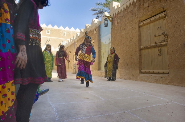 Girls playing the traditional game of Istaffat. (SPA)