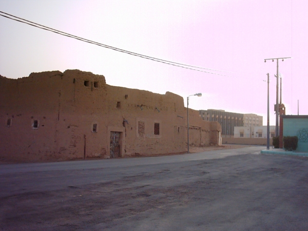 One of the mud houses in al-Jufaydriyah, al-Aflaj Governorate. SPA. (King Abdulaziz Foundation for Research and Archives (Darah))