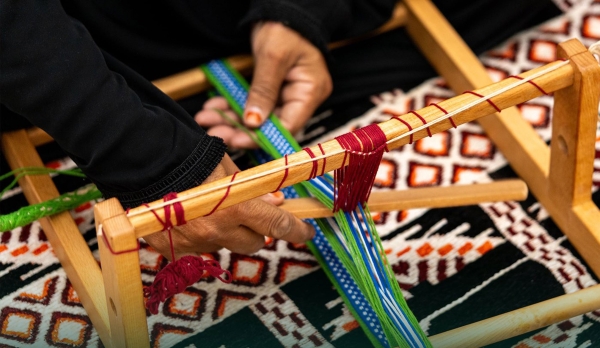 An old woman weaving al-Sadu. (King Khalid Royal Reserve Development Authority)