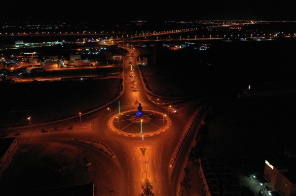 An aerial view of a main road with a roundabout in Ahad al-Masarihah Governorate. (King Abdulaziz Foundation for Research and Archives (Darah))