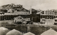 An old picture of the Grand Mosque in Makkah Al-Mukarramah. (King Abdulaziz Foundation for Research and Archives (Darah))
