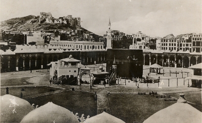 An old picture of the Grand Mosque in Makkah Al-Mukarramah. (King Abdulaziz Foundation for Research and Archives (Darah))