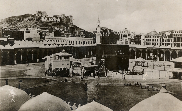 An old picture of the Grand Mosque in Makkah Al-Mukarramah. (King Abdulaziz Foundation for Research and Archives (Darah))