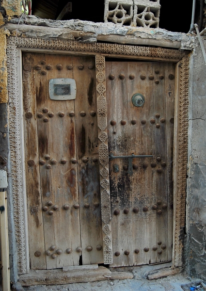 An ancient traditional door in Al-Dirah Neighborhood on Tarut Island, east of the Kingdom. (Photography: Mahdi Al-Sughayir)