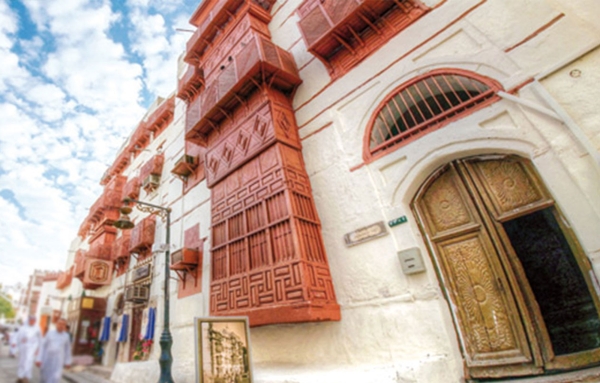 One of the historic buildings in Historic Jeddah, showcasing traditional engravings on its door and balconies. (King Abdulaziz Foundation for Research and Archives (Darah))