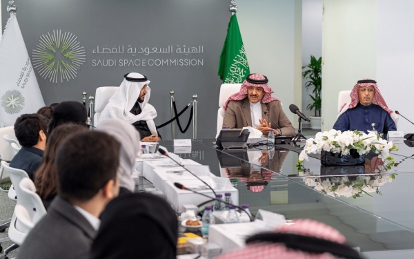 Prince Sultan Bin Salman meets gifted students. (Saudi Space Agency Media Center)