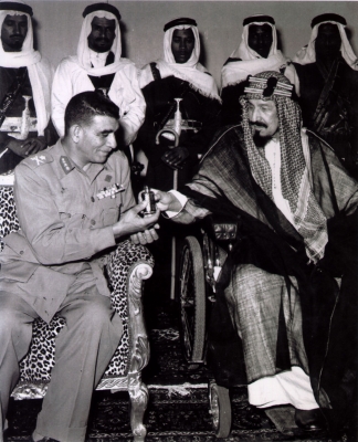 King Abdulaziz presents a gift of oud oil to Egyptian President General Mohammed Naguib during his visit to the Kingdom. (King Abdulaziz Foundation for Research and Archives (Darah))