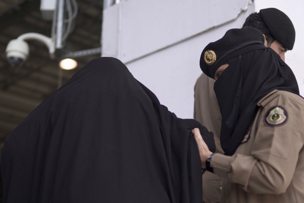 Women working in the security of the Grand Mosque assist female pilgrims. (Media Center of the Ministry of Interior)