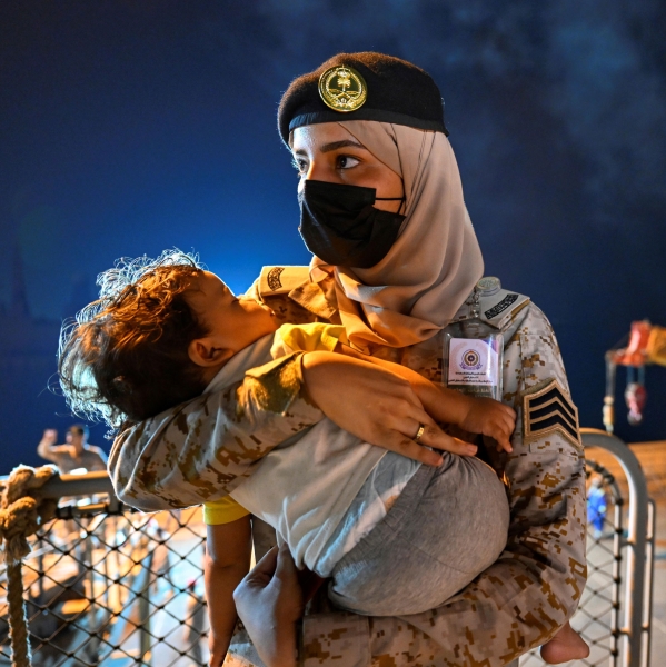 A member of the Special Forces embraces a child during one of her missions. (SPA)