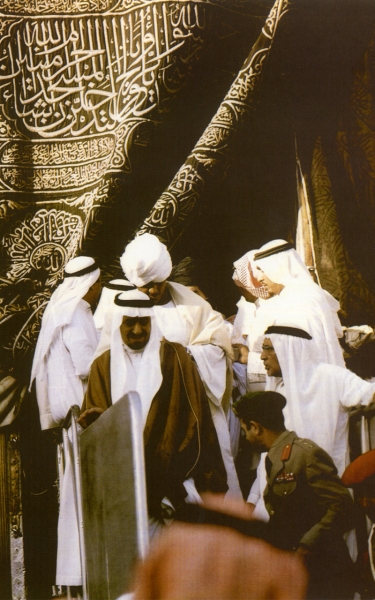 Le Roi Khaled ben Abdelaziz quittant la Kaaba à La Mecque. Fondation du Roi Abdelaziz pour la recherche et les archives (Darah)