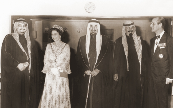 Le Roi Khaled ben Abdelaziz avec la reine Elizabeth, le roi Fahd ben Abdelaziz, le roi Abdallah ben Abdelaziz et le prince Philip, duc d'Édimbourg. Fondation du Roi Abdelaziz pour la recherche et les archives (Darah)