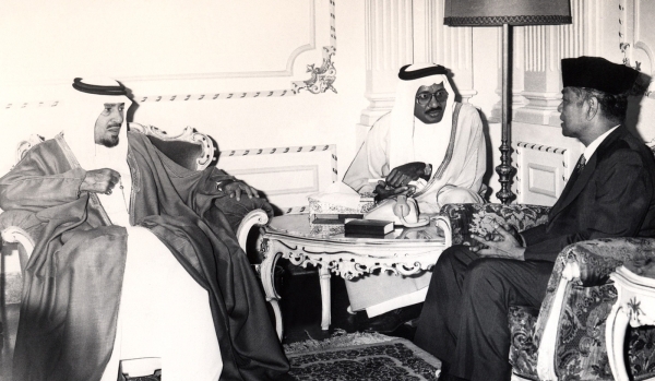 Le Roi Khaled recevant le ministre indonésien de la Défense en 1982. Fondation du Roi Abdelaziz pour la recherche et les archives (Darah)