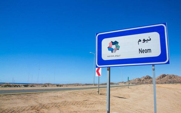 Un panneau directionnel sur la route menant au projet NEOM. (Saudipedia)