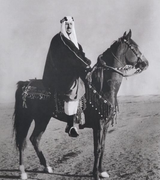 Le roi Saoud sur son cheval. Fondation du Roi Abdelaziz pour la recherche et les archives (Darah)